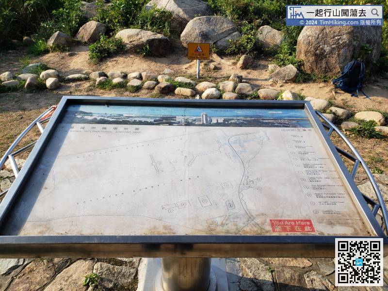 观景山凉亭旁没有观景台，但就放有一幅机场地图。