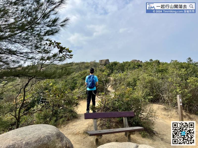 Leaving Hong Kong Trail for a while, turn right to the big rock slope to see the scenery,