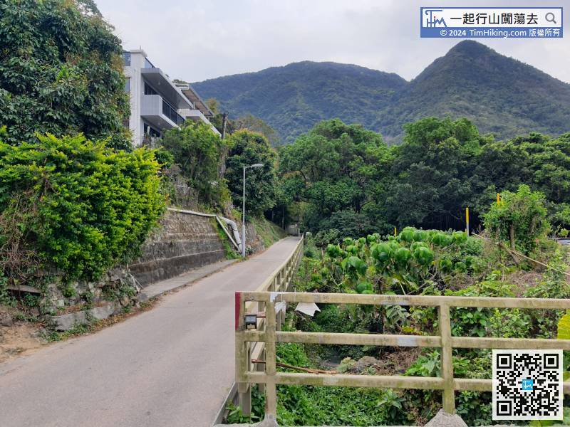 After passing through the village of Yung Shue O, go out along the real road.
