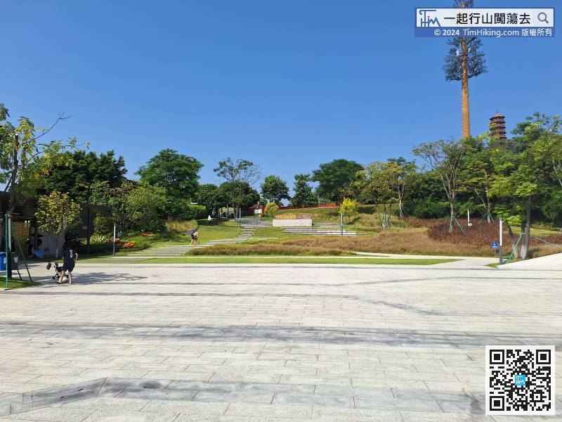 Honghuashan Park has multiple entrances and exits, and this is the smaller southeast entrance. The main entrance is located in the south. There is a super large archway and square, which can be seen at the top of the mountain in a while.