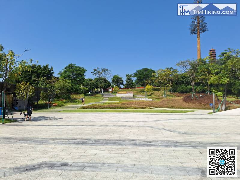 Honghuashan Park has multiple entrances and exits, and this is the smaller southeast entrance. The main entrance is located in the south. There is a super large archway and square, which can be seen at the top of the mountain in a while.