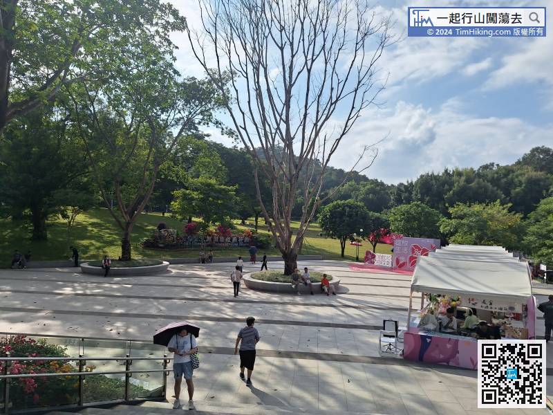 返回蓮花山公園東面的入口，如果不上山的，直接轉左同樣可行到少年宮。