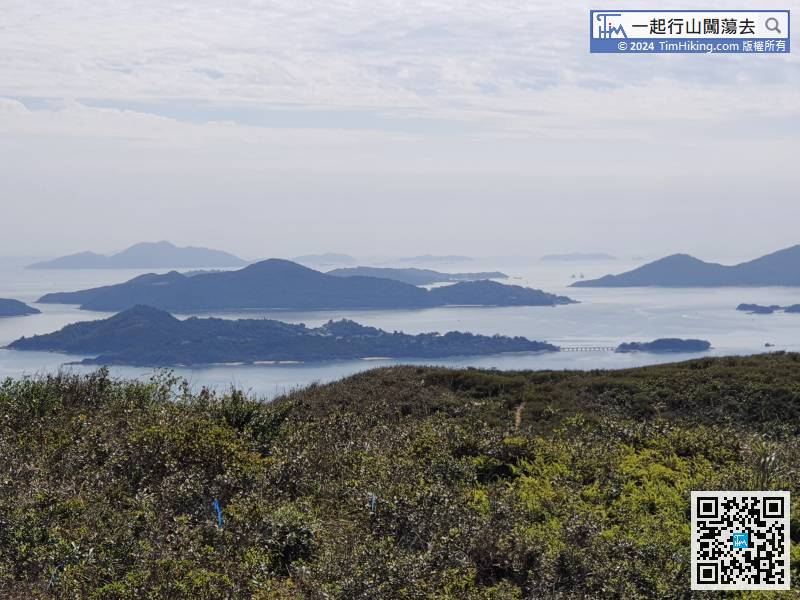 In the distance, can see a small island connected by a bridge, namely Peng Chau and Tai Lei Island, it is very easy to recognize.