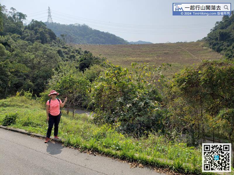 Starting from the bulletin board, walk for about 20 minutes, will see the Lower Shing Mun Reservoir Main Dam.