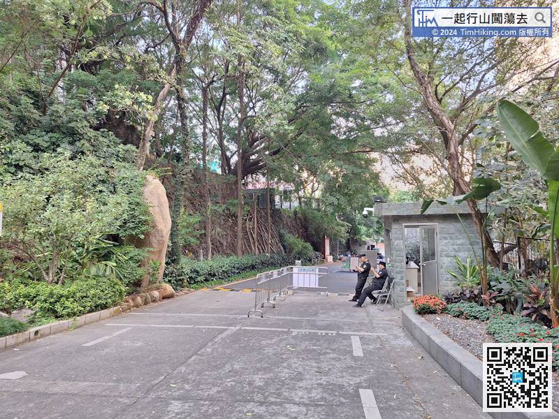 餘下來就是1公里的馬路及市區路，好快便來到別墅登山口，