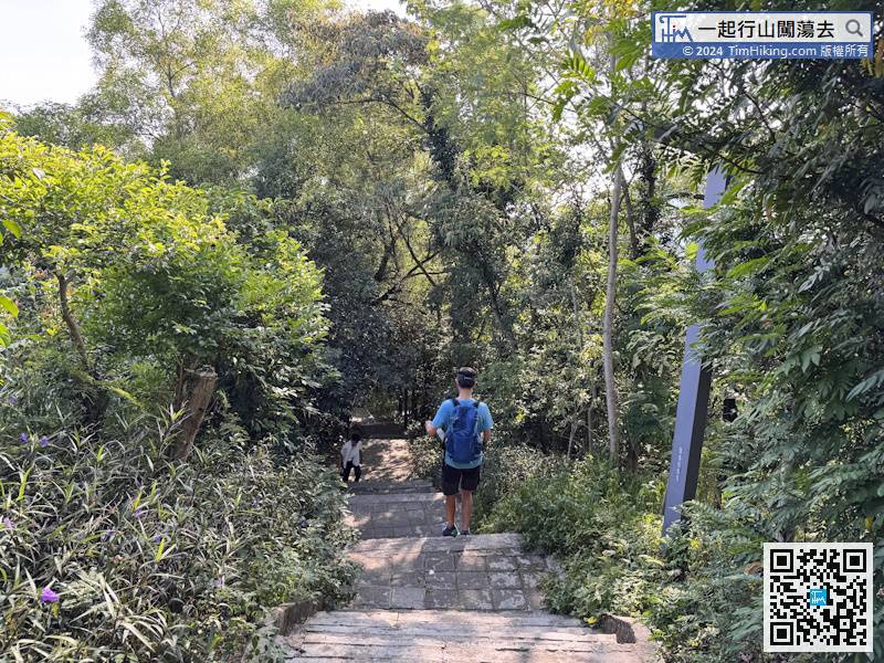 從中間條路落山，最左邊導航台旁的梯級是落海關登山口的，不要行錯。