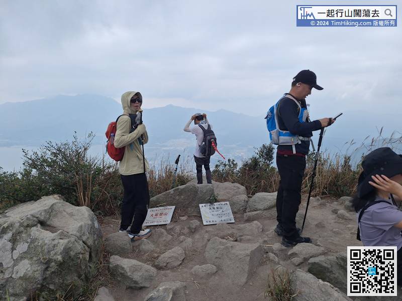 山頂通常都會擠滿人，畢竟山友們的起步時間都差不多，來挑戰得的速度亦相約。