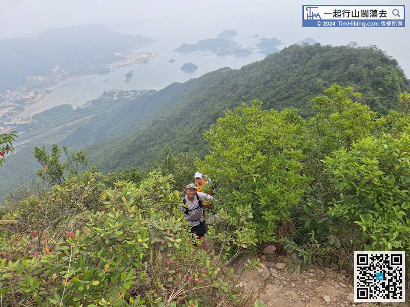 回望的風景是非常好的，陡峭的山峰也盡入眼簾，