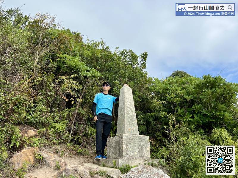 嶼南界碑不太高，只跟一個人高度差不多，是昔日割讓新界土地予英國的界線石碑，其新界範圍包括大嶼山在內，碑文有清晰經緯度，清楚顯示當年新界租借土地的界線。