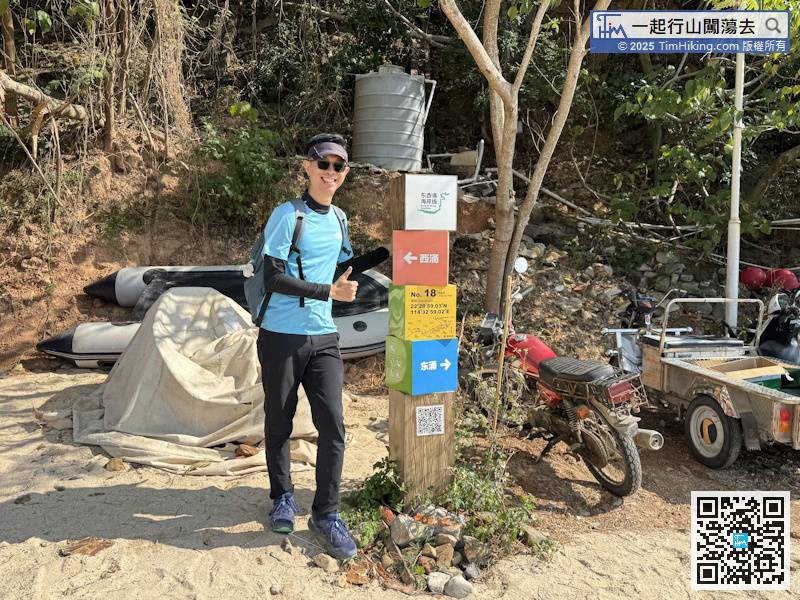 During Dongchong Xichong Crossing Travel, in addition to signs and distance post, we will also see the coordinate distance post, which is unique to Dongchong Xichong Crossing Travel. It is shaped like four quadruples and a column. This is No.18 Xichong No.4 Beach.