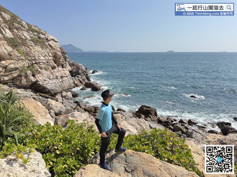 Walking near the cape, there is no easy edge climbing road along the coast.