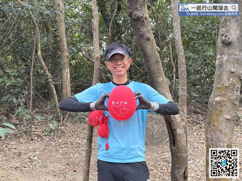 There are many big red Small Heart balloons hanging in the open space, proving that this route is already very famous in the mountains of Shenzhen and is one of the goals of hikers.