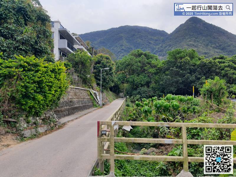 After passing through the village of Yung Shue O, go out along the real road.