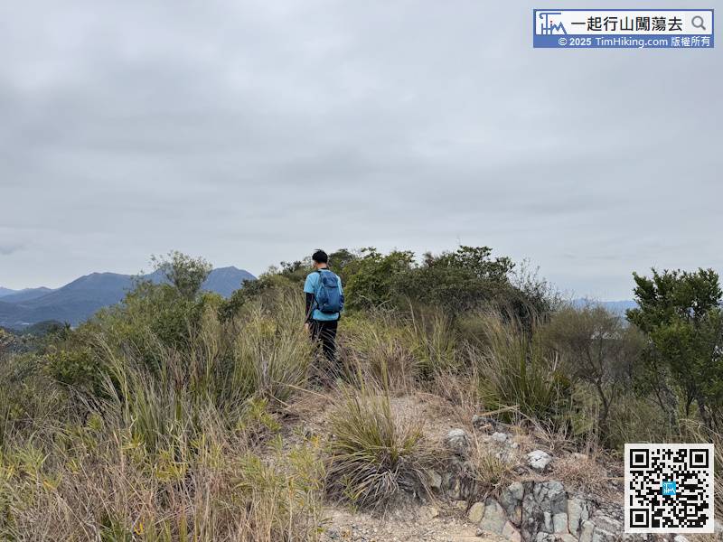 The flat land is not the top of Kai Ma Tung. You have to go a little further to the left.