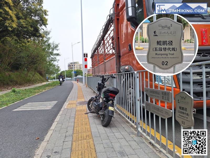The distance post is the same as the previous standard, with one every 500 meters. This one is numbered 02.