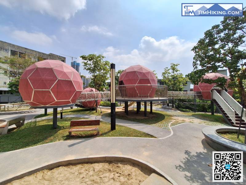As soon as you enter the park, there is a children's play facility Lychee Tree House on the right, and there is a toilet next to it.
