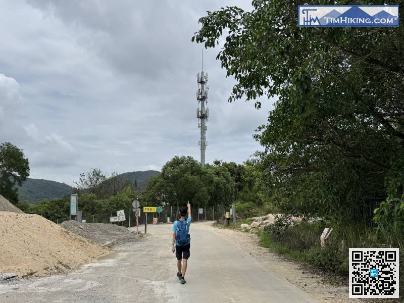 There are many transmission towers nearby, one every few hundred meters, and the mobile phone signal is always full.
