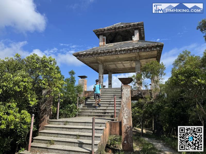 After a while, we arrived at an abandoned pavilion,