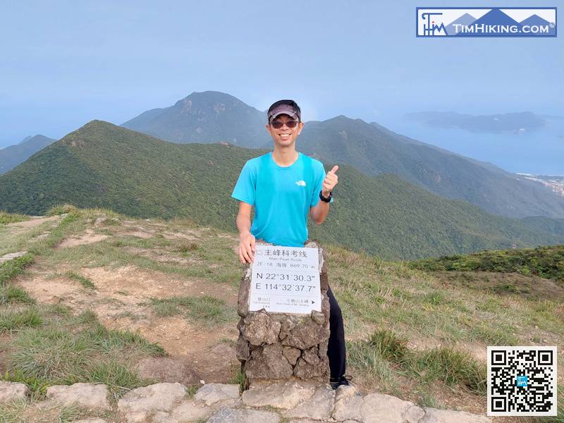 在七娘山山顶有好多牌子，包括主峰科考线的里程牌ZF-18，