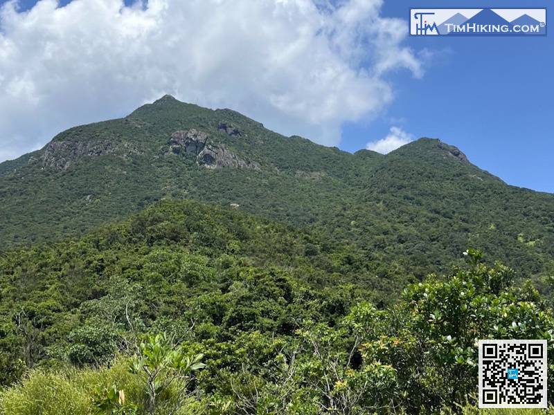 面前左边就是七娘山，右边就是大雁顶，