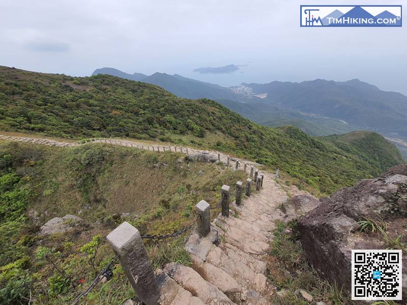 看完风景之后，沿大石阶梯落山，