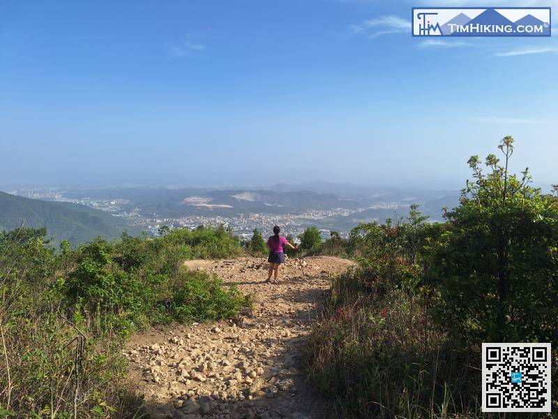 好不容易，落到泥地的位置，