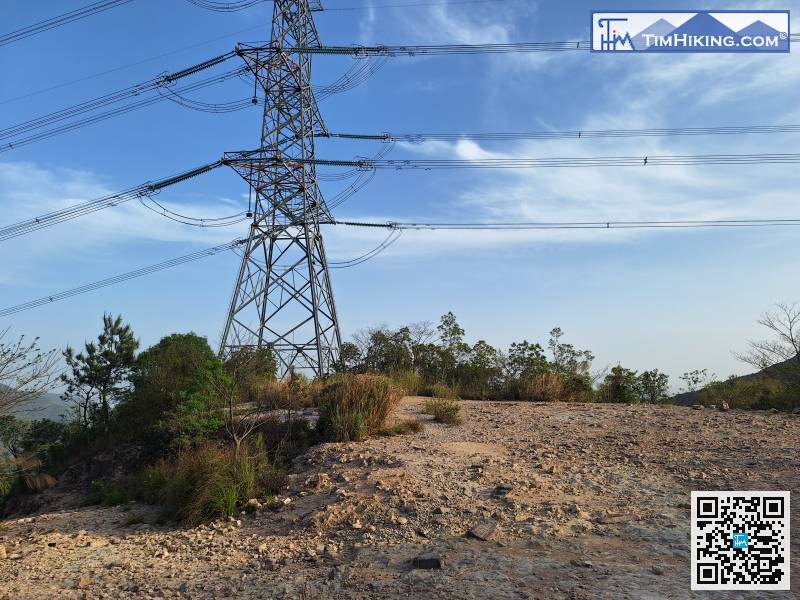 去到大型輸電塔的位置，