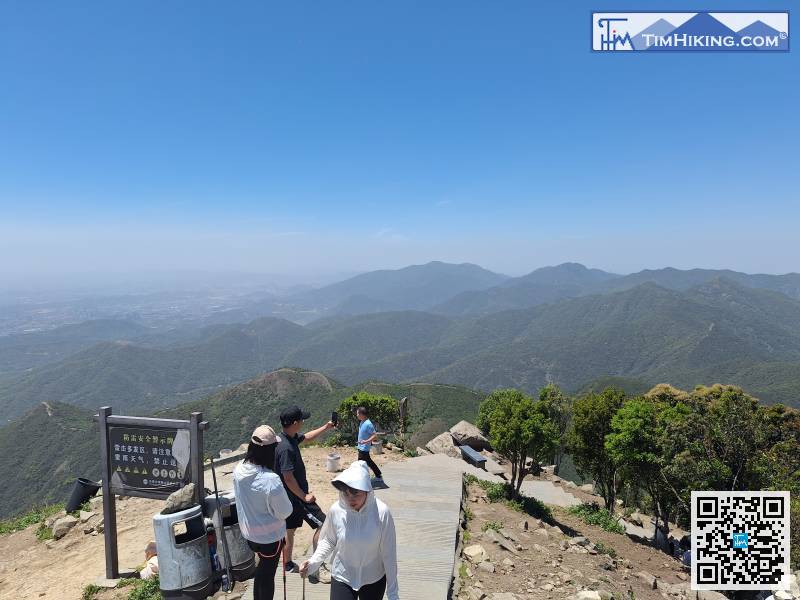 牌子後方的梯級山徑，是從銀瓶山森林公園正門爬上來的路，