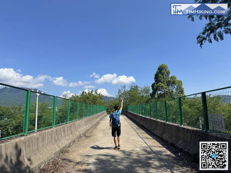Finally, just like before going up the mountain, you have to cross a pedestrian bridge.