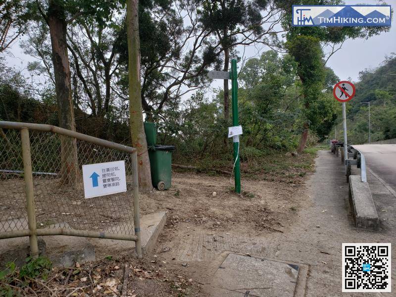 在澳景路頂的左手面，就是衛奕信徑第三段。