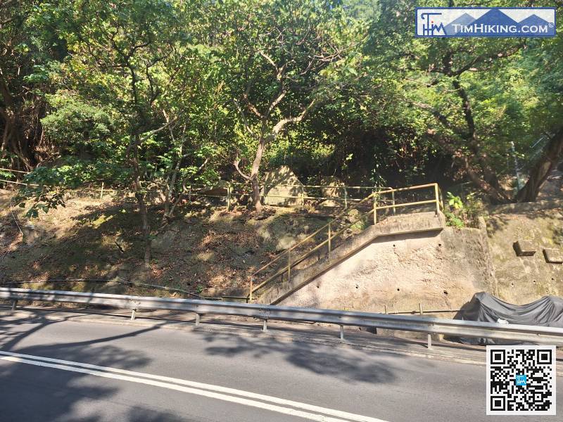 沿马路行上去，留意右边的梯级，