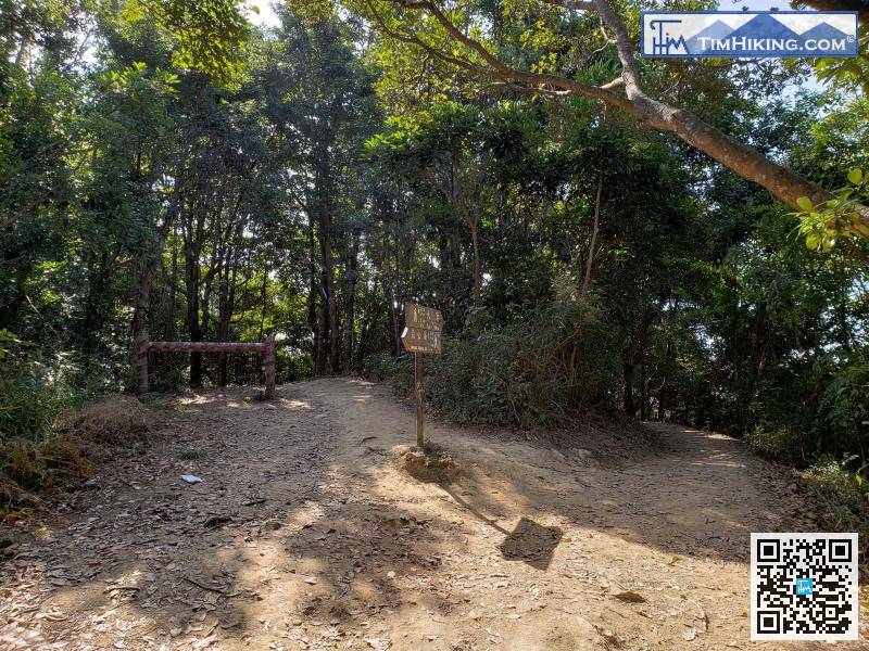 于200米后，左手边有一条大木栏杆，那就是前往庙仔墩的山径。