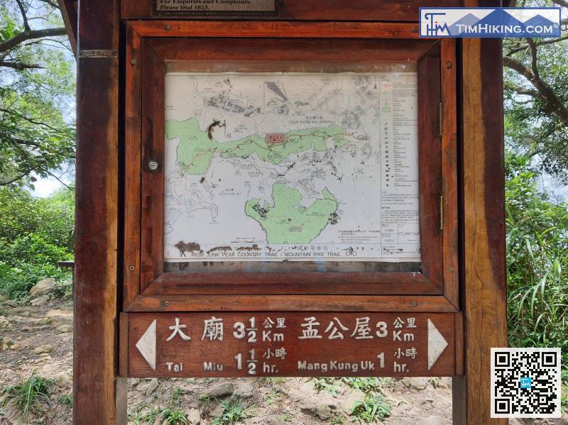 分岔路口中间有地图告示牌，路线是向大庙的方向行。