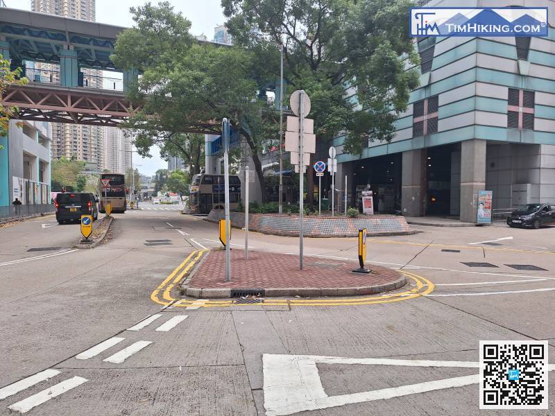 橫過馬路到尚德邨巴士總站那邊，