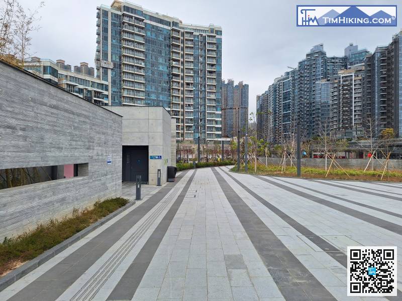 行入公園，左邊有一個大型的洗手間，