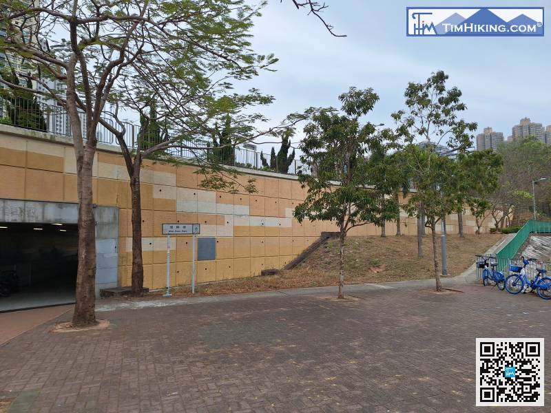 在岸邊的盡頭，便可找到灣畔徑的入口，