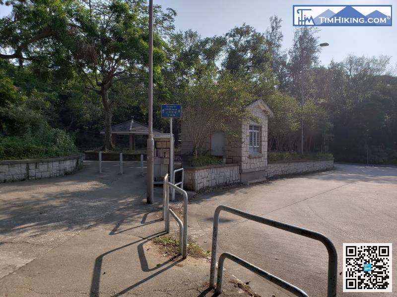 After getting off, there is a store and restroom next to it. Just start when everything is ready.